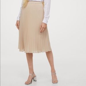 Knee-length Skirt in airy, pleated chiffon